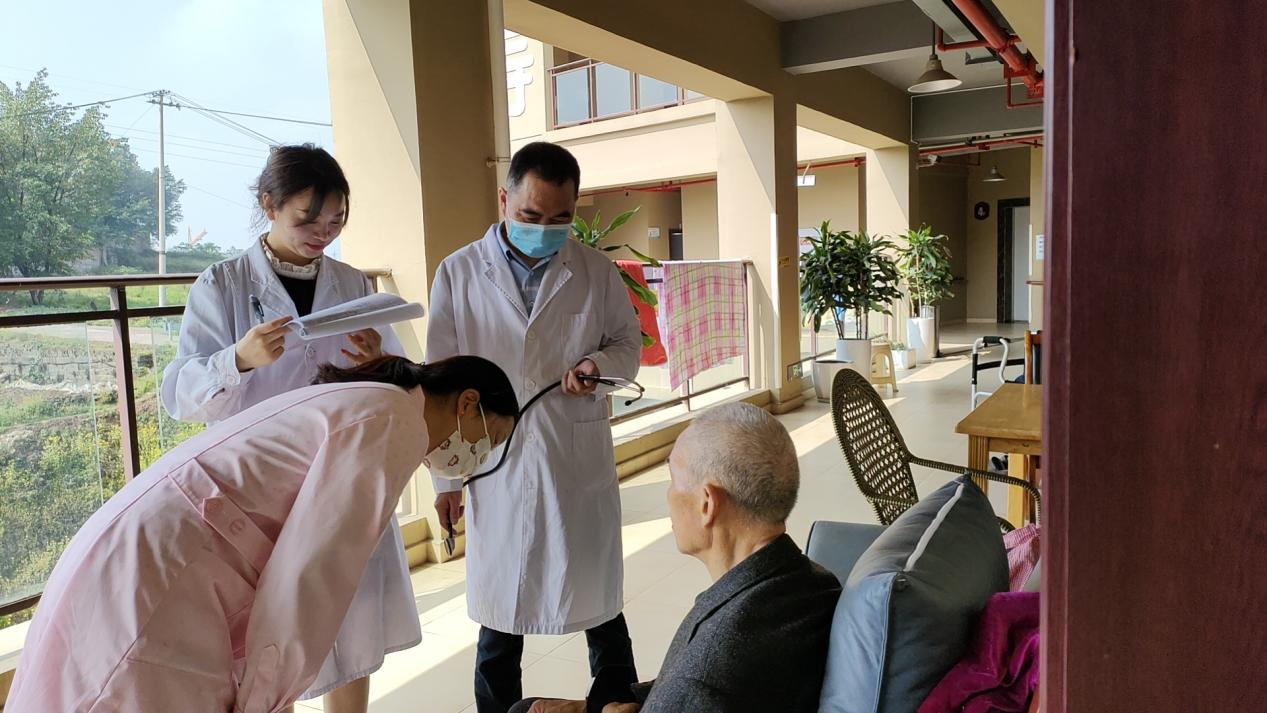 为什么越来越多的老人愿意去养老院养老？